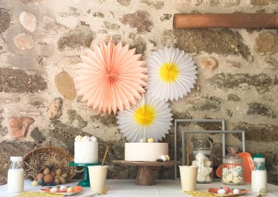 Mesa dulce de una fiesta de cumpleaños temática de conejitos