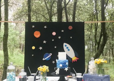 Mesa dulce de una fiesta de cumpleaños temática del espacio