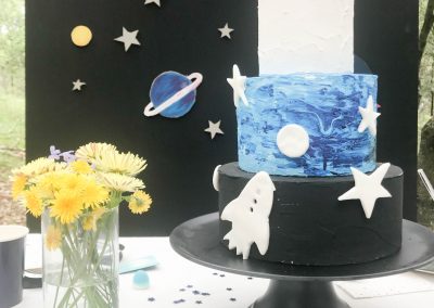 Pastel de fiesta de cumpleaños temática del espacio