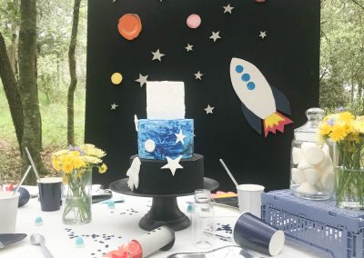 Mesa dulce de una fiesta de cumpleaños temática de astronautas