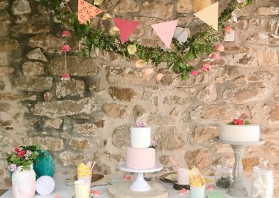 Mesa dulce de una fiesta temática de flores