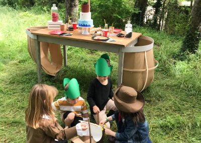 Niños jugando en su fiesta de cumpleaños temática de piratas