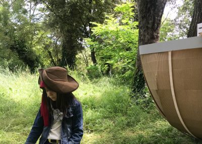 Niña jugando en su fiesta de cumpleaños infantil de piratas