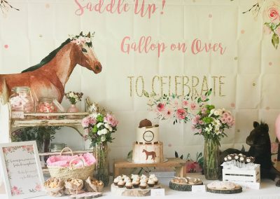 Mesa dulce de una fiesta de cumpleaños temática de caballos