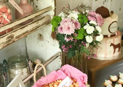 Detalles de una fiesta de cumpleaños temática de caballos