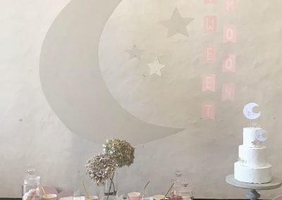 Mesa dulce de una fiesta de cumpleaños temática de luna