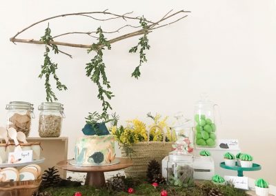 Mesa dulce de una fiesta de cumpleaños temática de animales del bosque