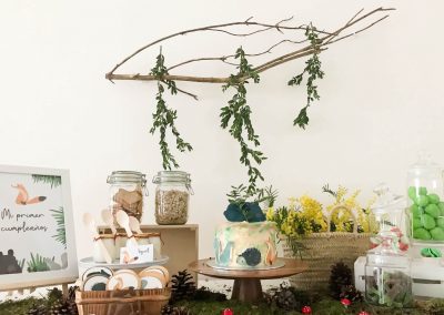 Mesa dulce de una fiesta de cumpleaños temática de animales del bosque